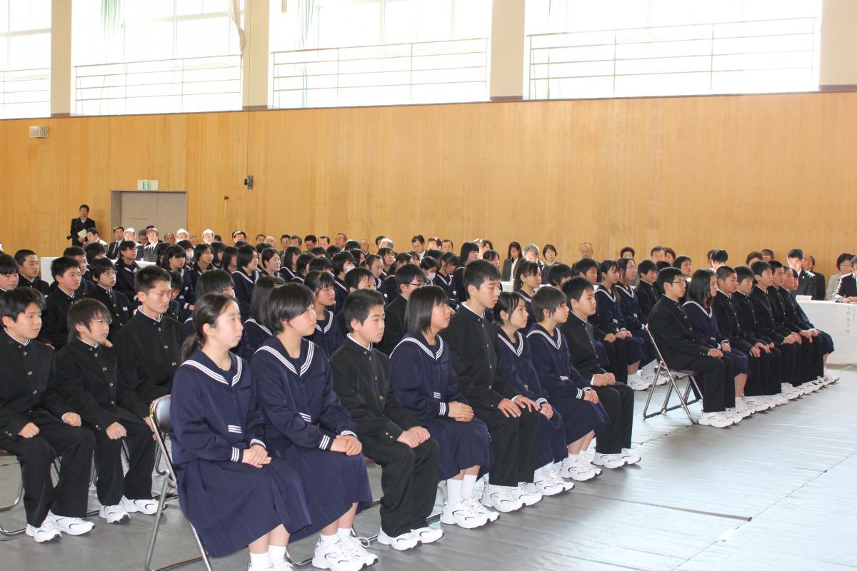 しっかりとした態度で開校式に臨む新1年生