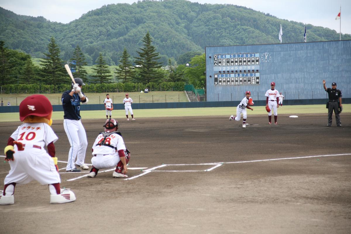 多くの観客が見守る中、キャッチャーミットをめがけ1球を投じる大中野球部の投手