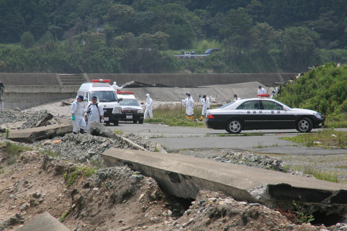 海岸の捜索に当たる捜索隊