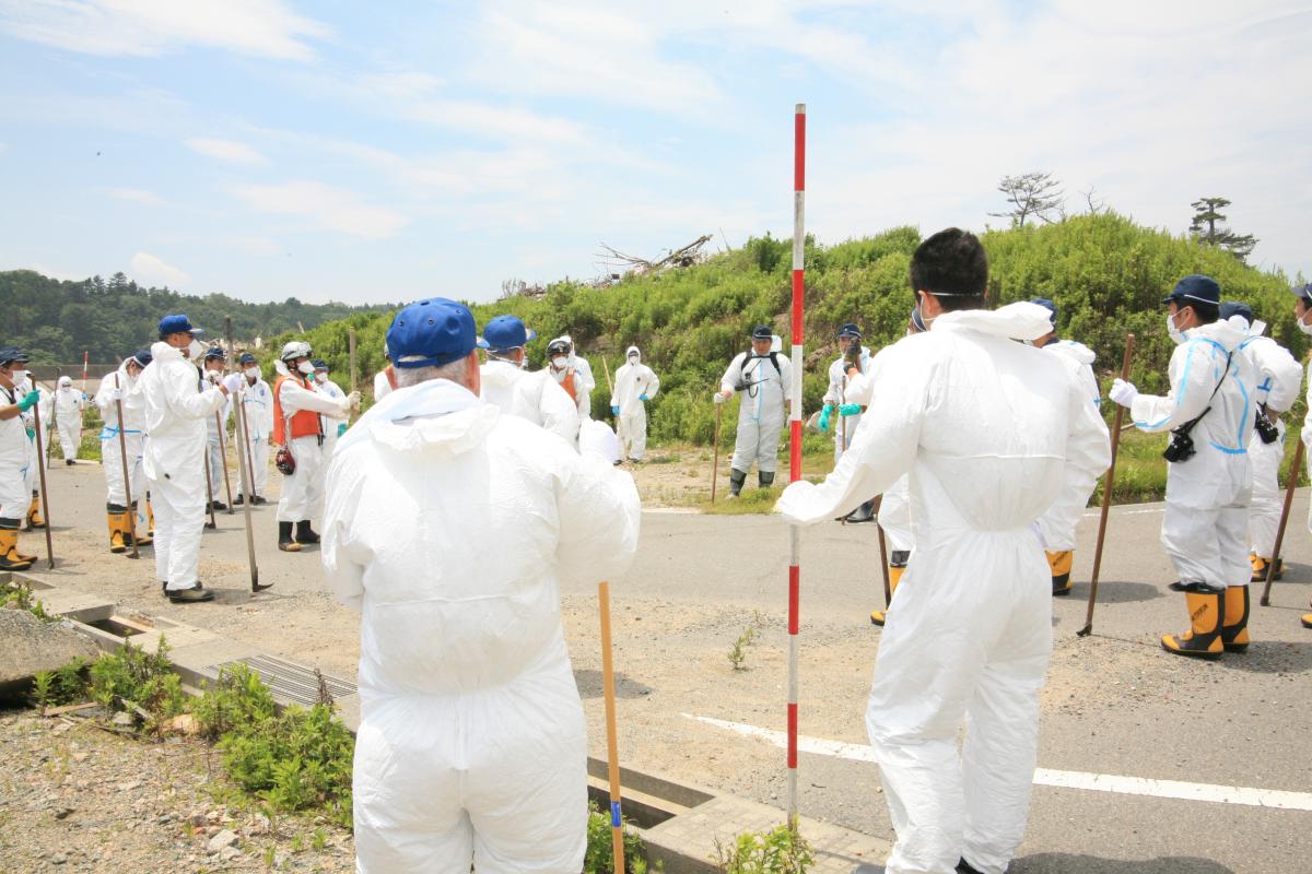 海岸の捜索に当たる捜索隊（2）