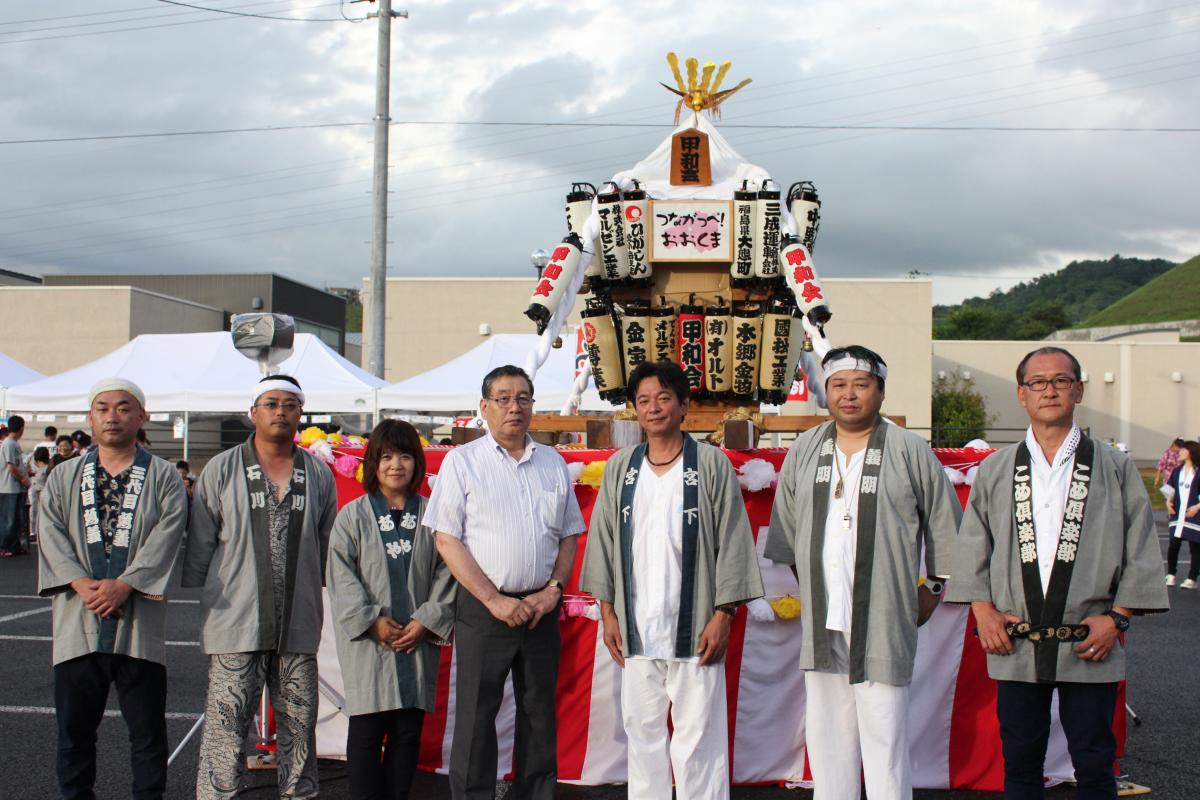 提灯神輿の前で記念撮影をする甲和会の皆さんと渡辺町長