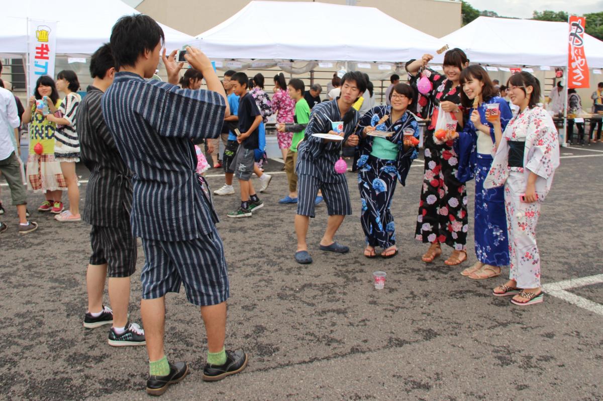 浴衣や甚平を着て記念撮影をする子どもたち