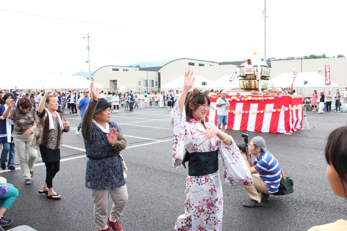 地元会津中央病院の皆さんも参加し、大きな踊りの輪ができた盆踊り