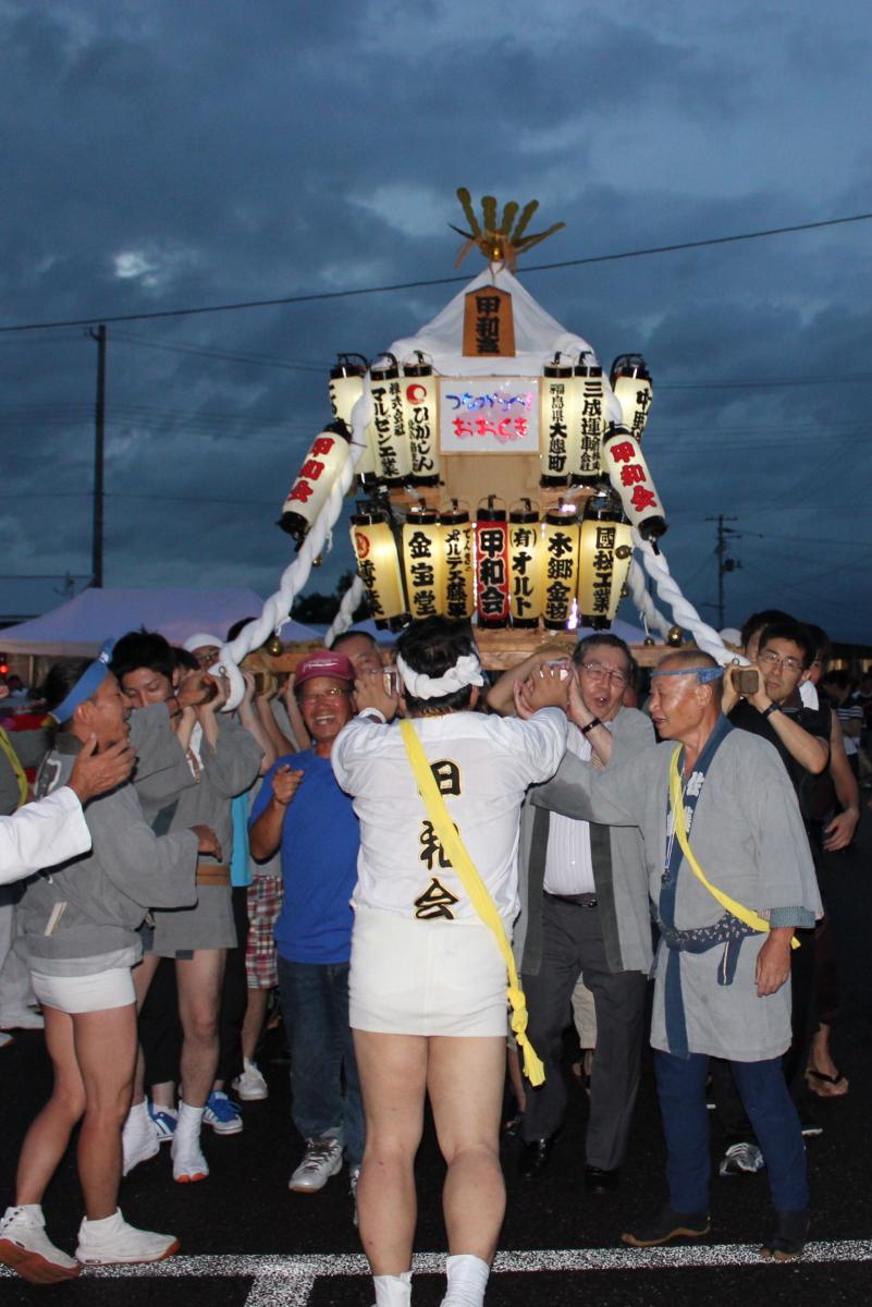 祭りのトリを飾った提灯神輿