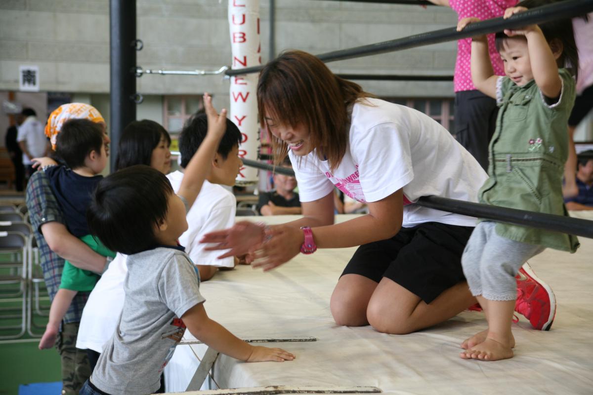 プロレスの選手とふれあう子どもたち（2）