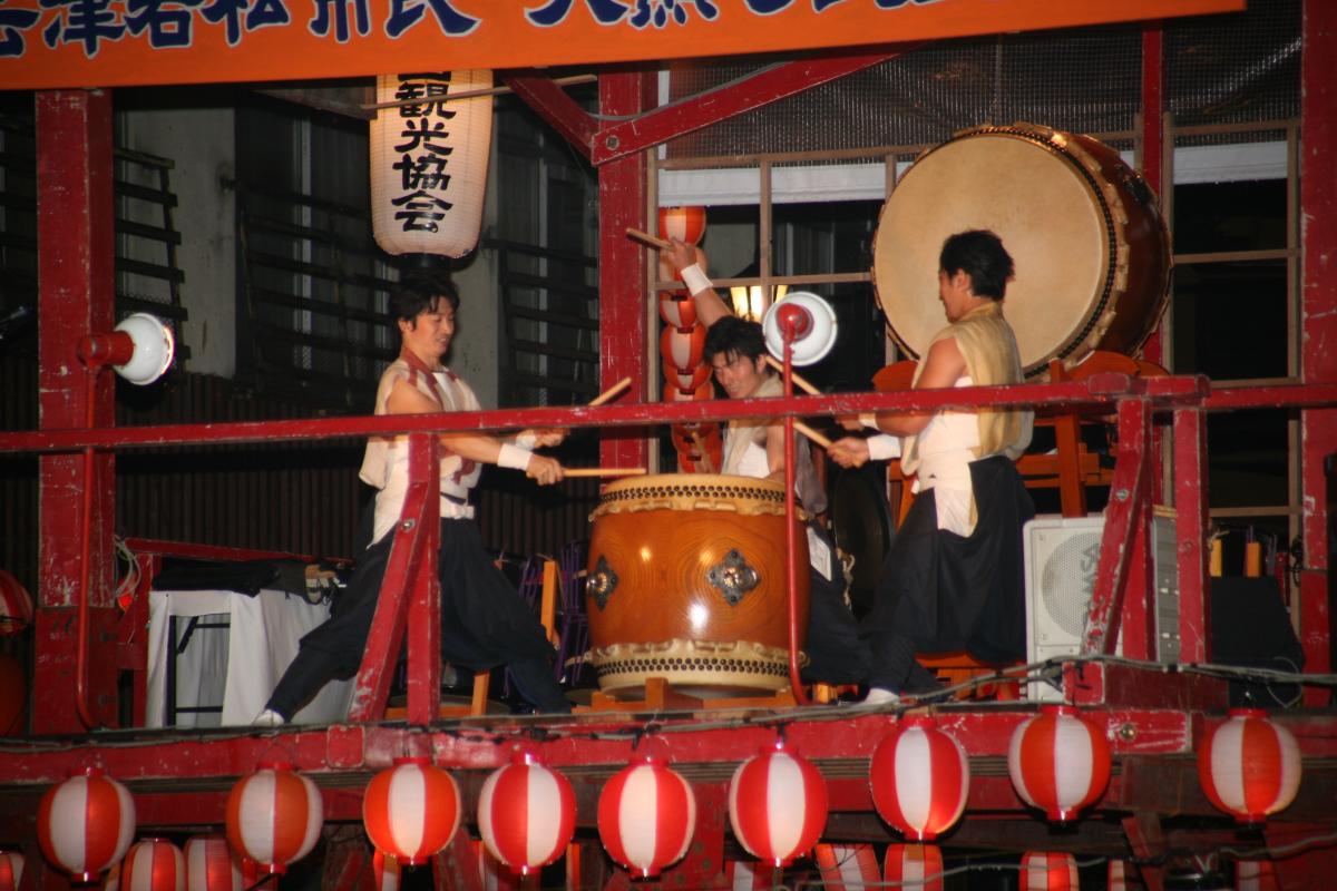 和太鼓が鳴り響く東山温泉街