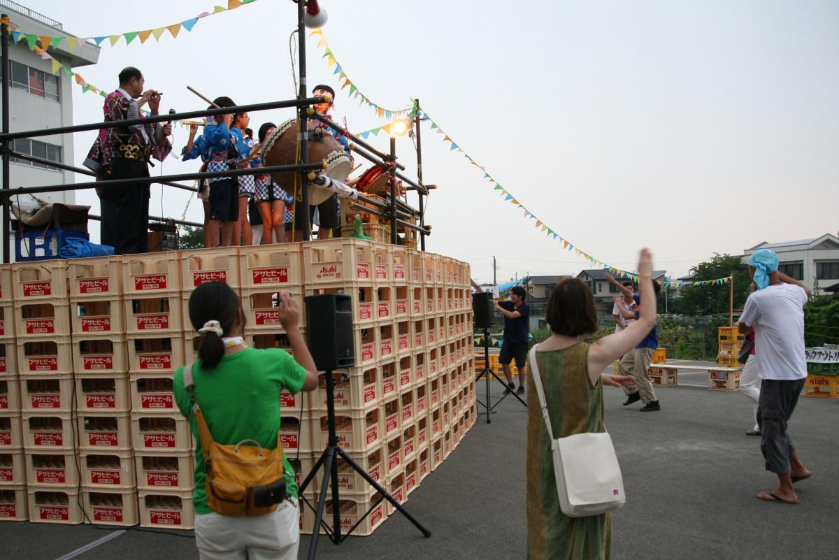 やぐらの周りには「相馬盆歌」の踊りの輪が広がりました