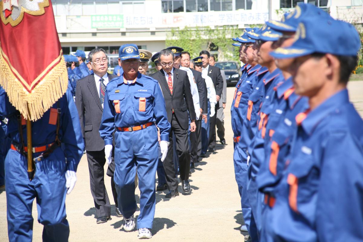 渡辺町長らの検閲を受ける大熊町消防団