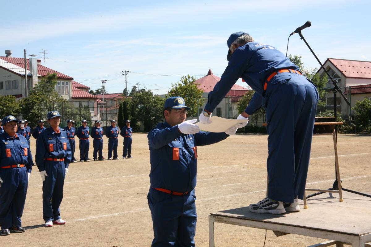 消防団長から表彰を受ける団員（2）