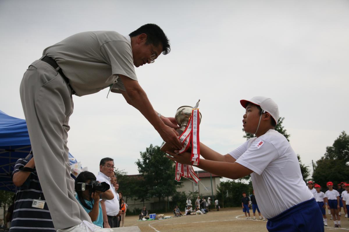 閉会式で校長先生から優勝カップを授与される白組の代表