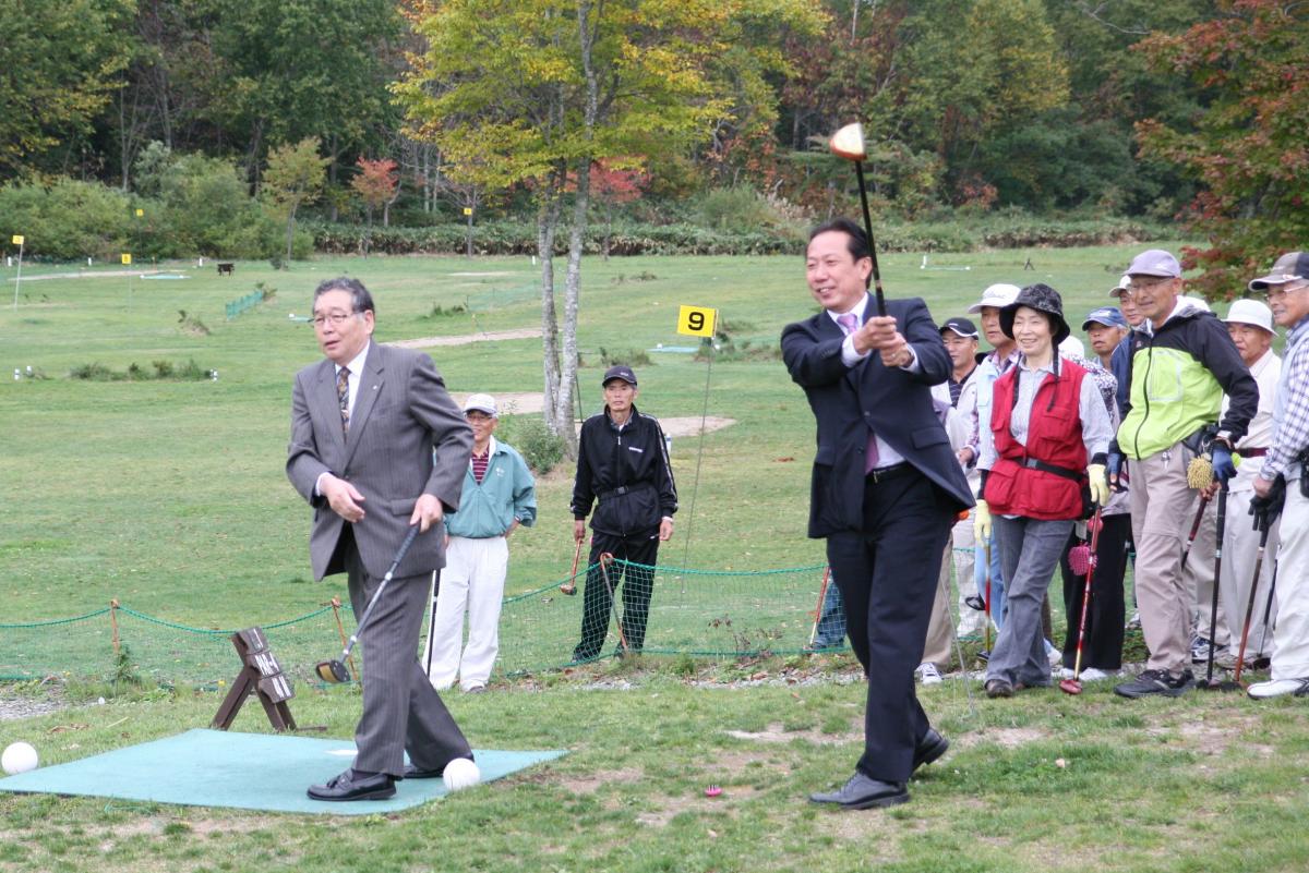 始球式を行う渡辺町長と千葉議長