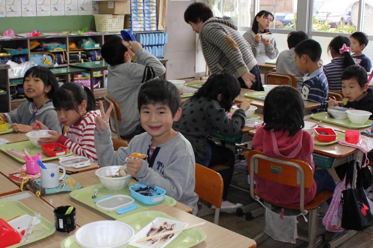 つきあがったもちは「つゆもち」「あんこもち」「きなこもち」にして子どもたちみんなで食べました