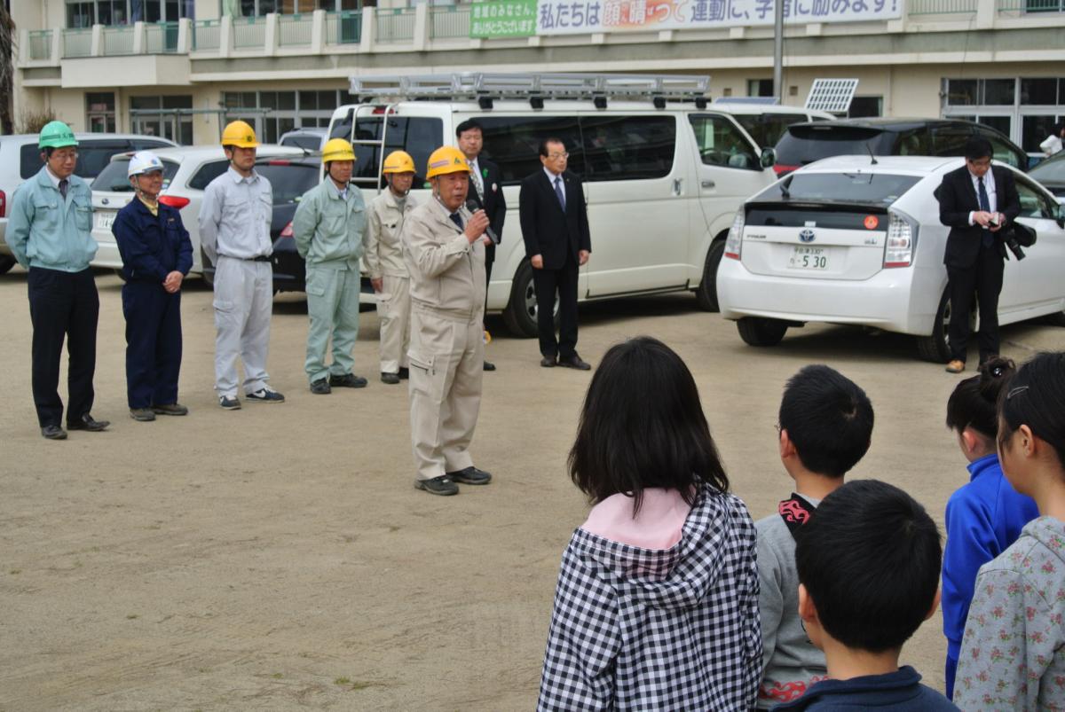 「鯉のぼりのように元気に成長し、将来は福島の復興に力注いでください」とあいさつした県電設業協会会津支部長