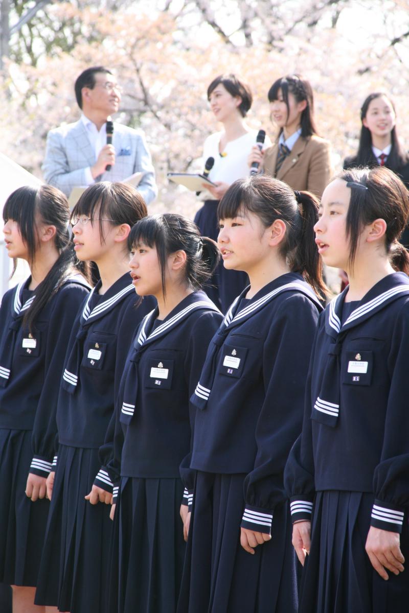 鶴ヶ城公園本丸のステージで美しいハーモニーを響かせる大熊中学校特設合唱部