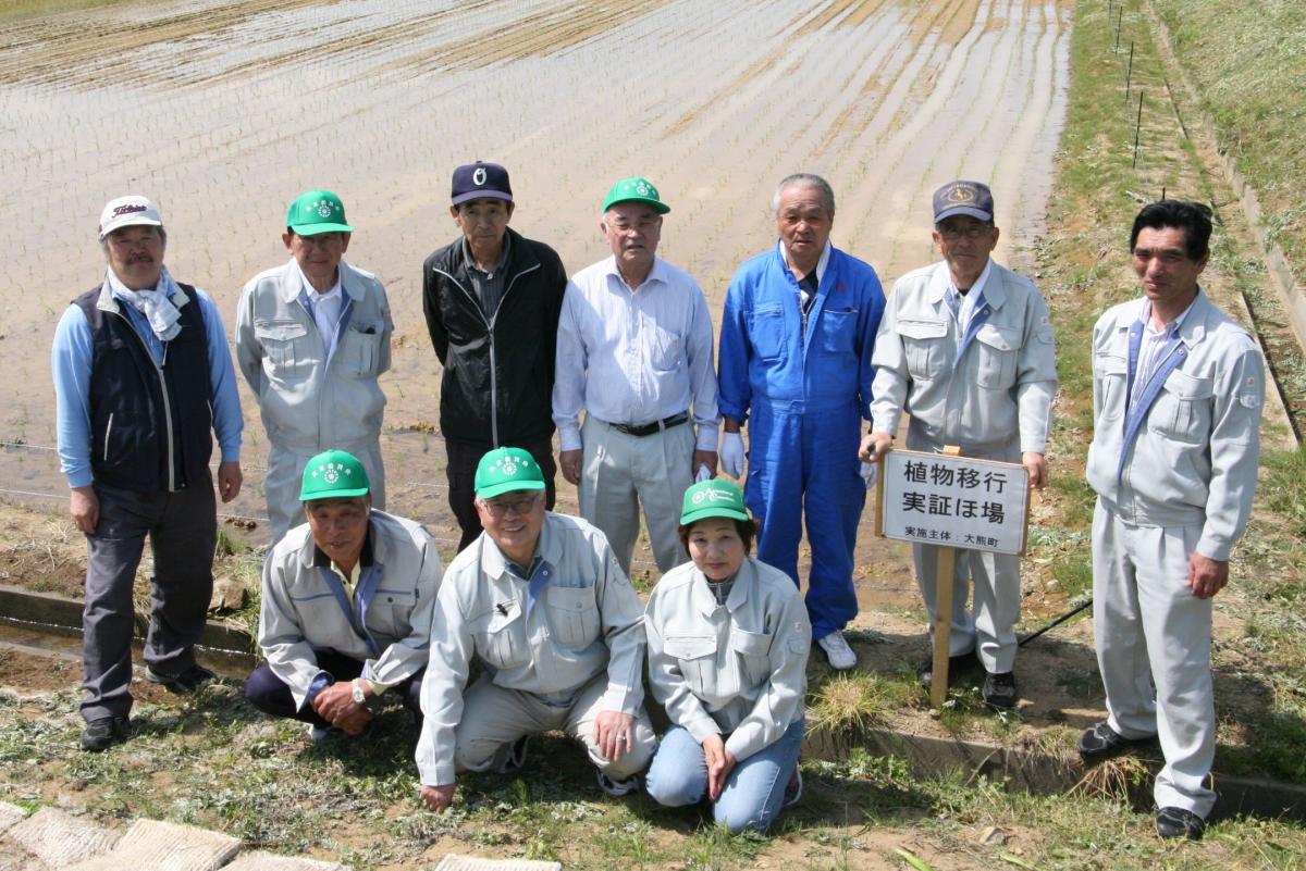 田植え作業に汗を流した参加者