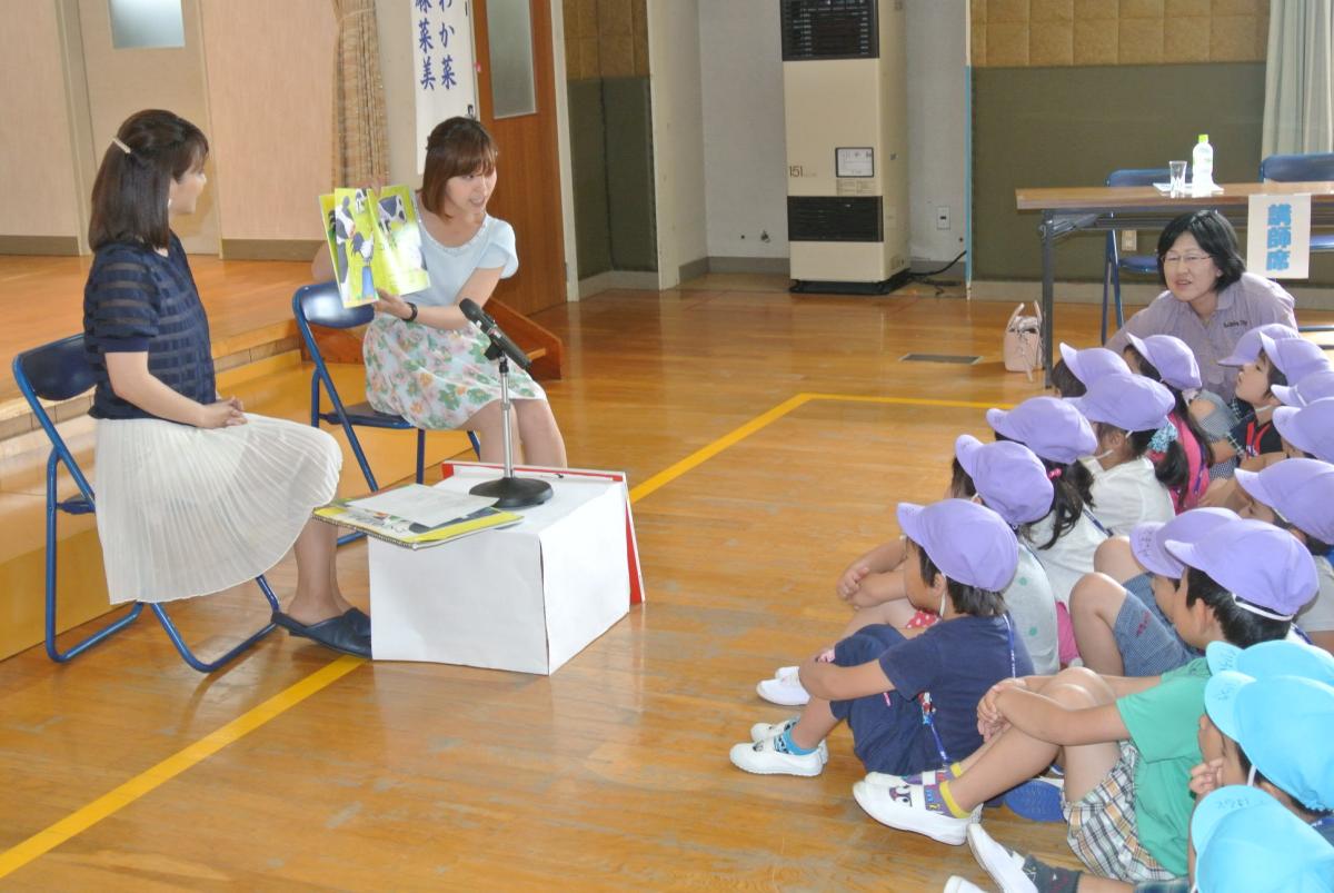 読み聞かせをする飯田アナウンサー