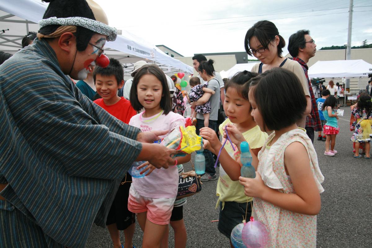 ピエロに扮した町民から子どもたちにプレゼント