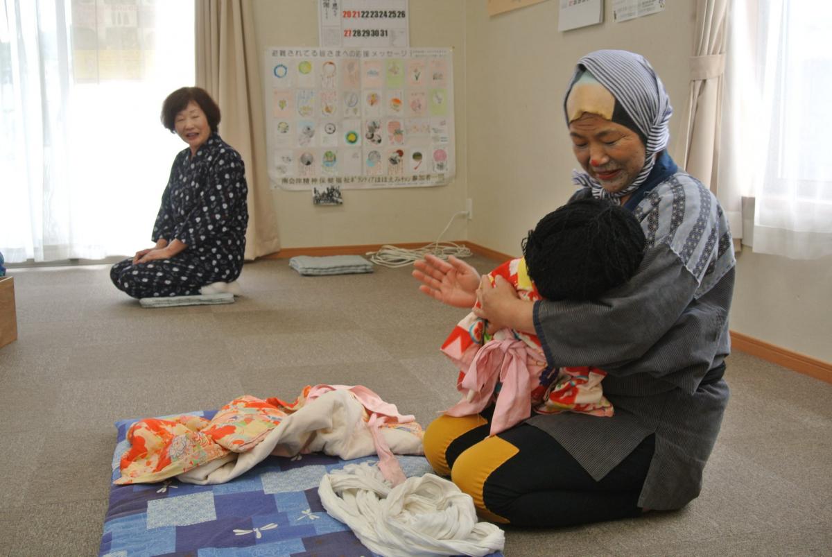 民話に合わせて寸劇を披露する大玉村婦人会のメンバー