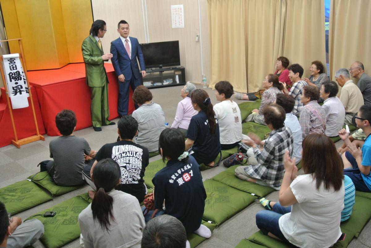 会津若松市の一箕町長原地区仮設住宅で行われた「江戸落語＆餃子を食べよう会」でコンビ漫才を披露する宮田陽・昇さん