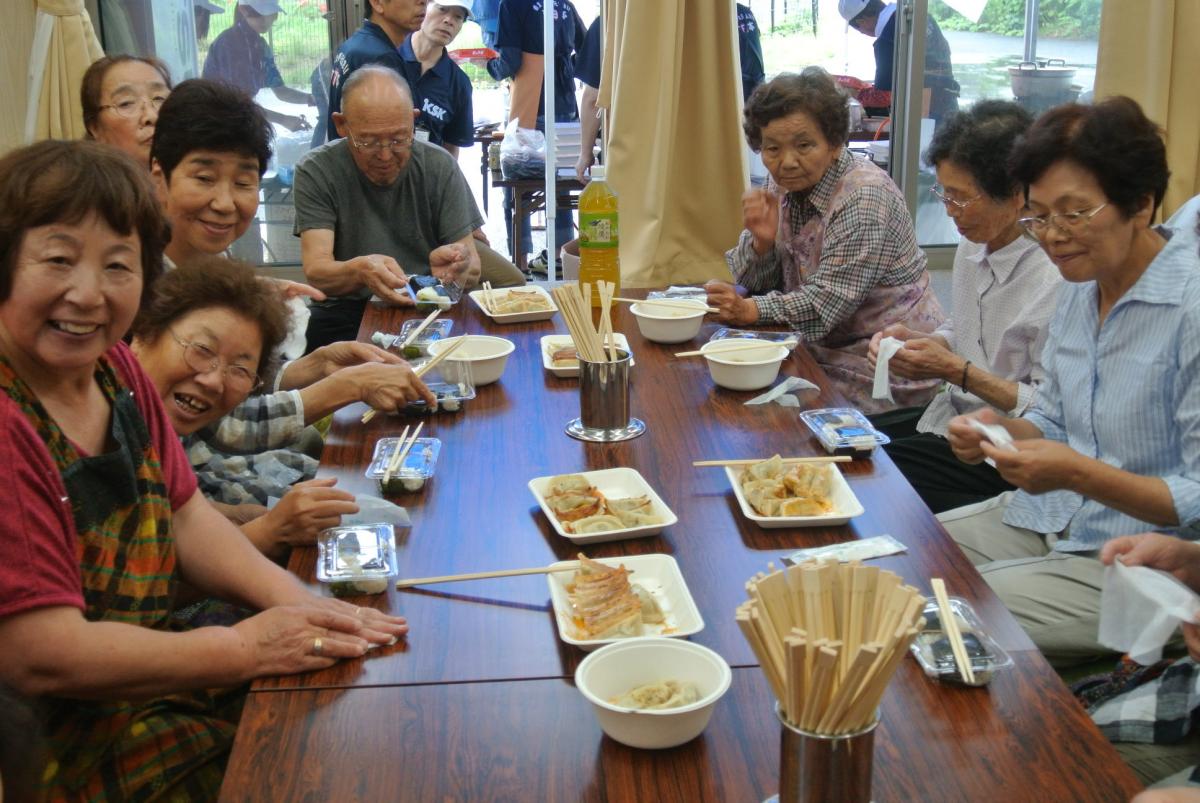 できたての餃子に舌鼓を打つ町民たち