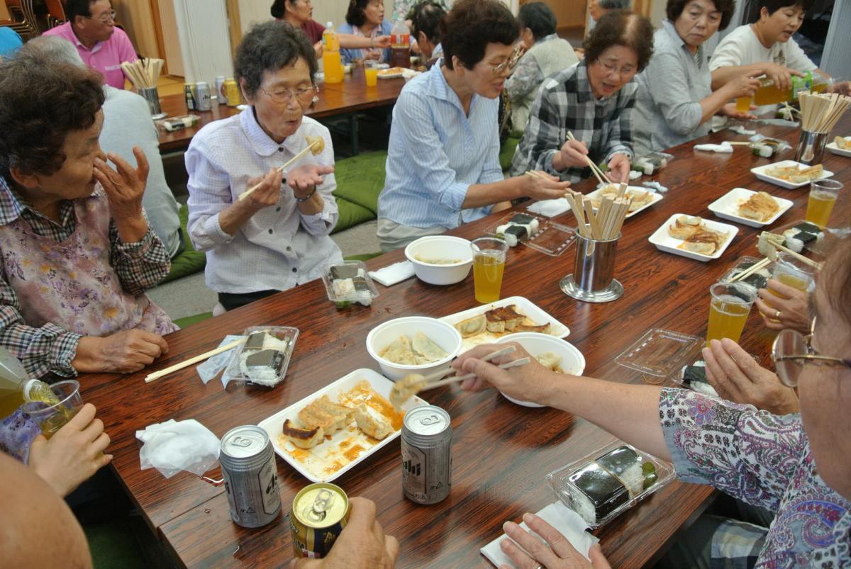 できたての餃子に舌鼓を打つ町民たち（2）