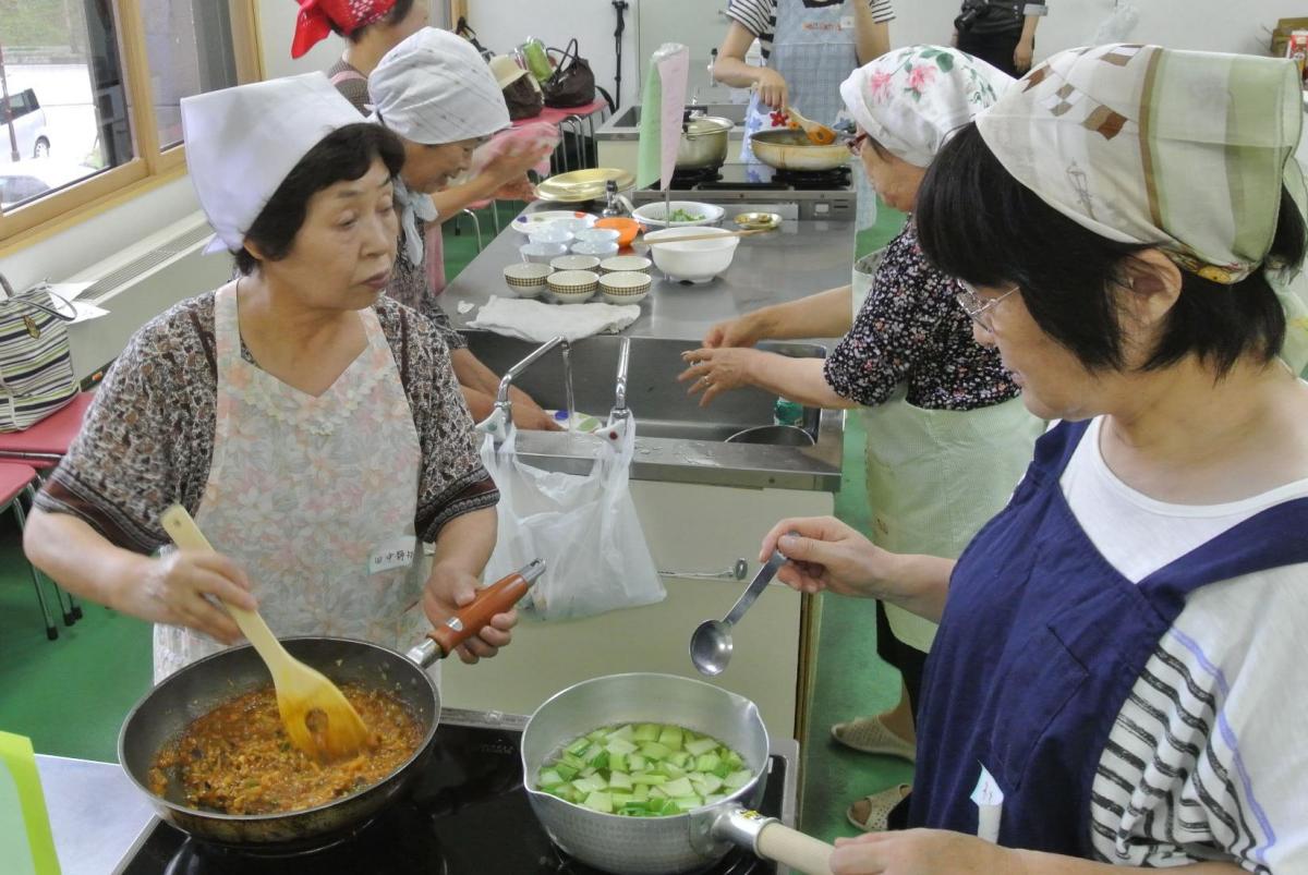 夏を元気に過ごすための夏バテ防止メニューを手際よく調理する参加者