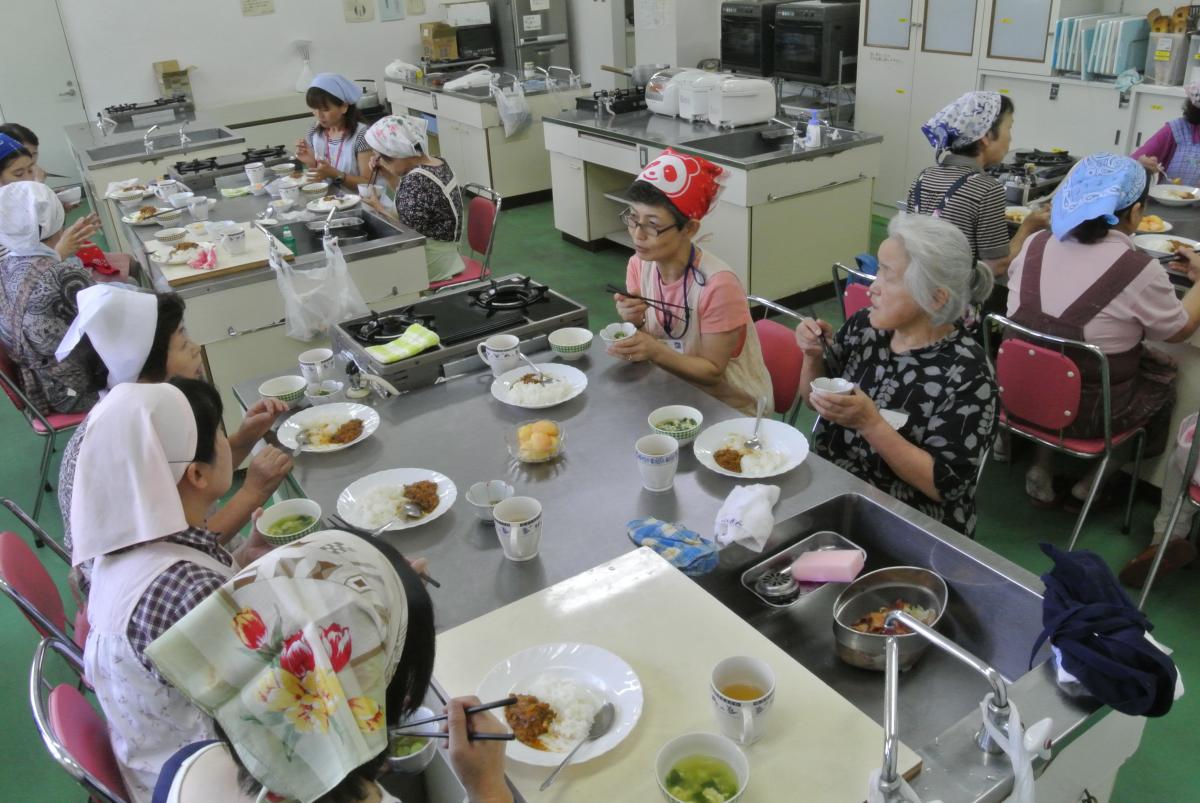 できあがったカレーを試食する参加者たち