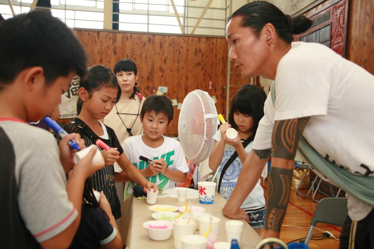 子どもたちと交流するキャンドル・ジュンさん