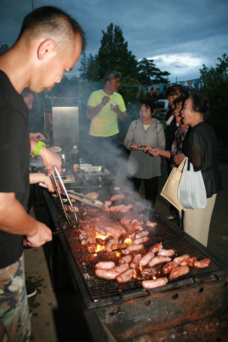 会場に用意されたバーベキューを味わう参加者たち