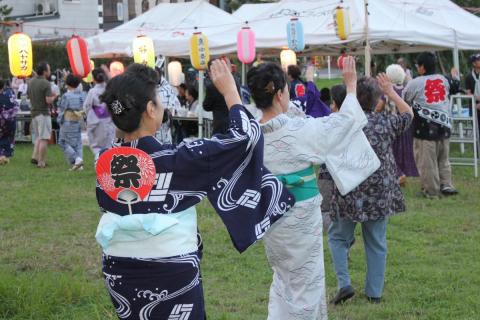 笛や太鼓の音色に合わせて「相馬盆唄」を踊る参加者たち