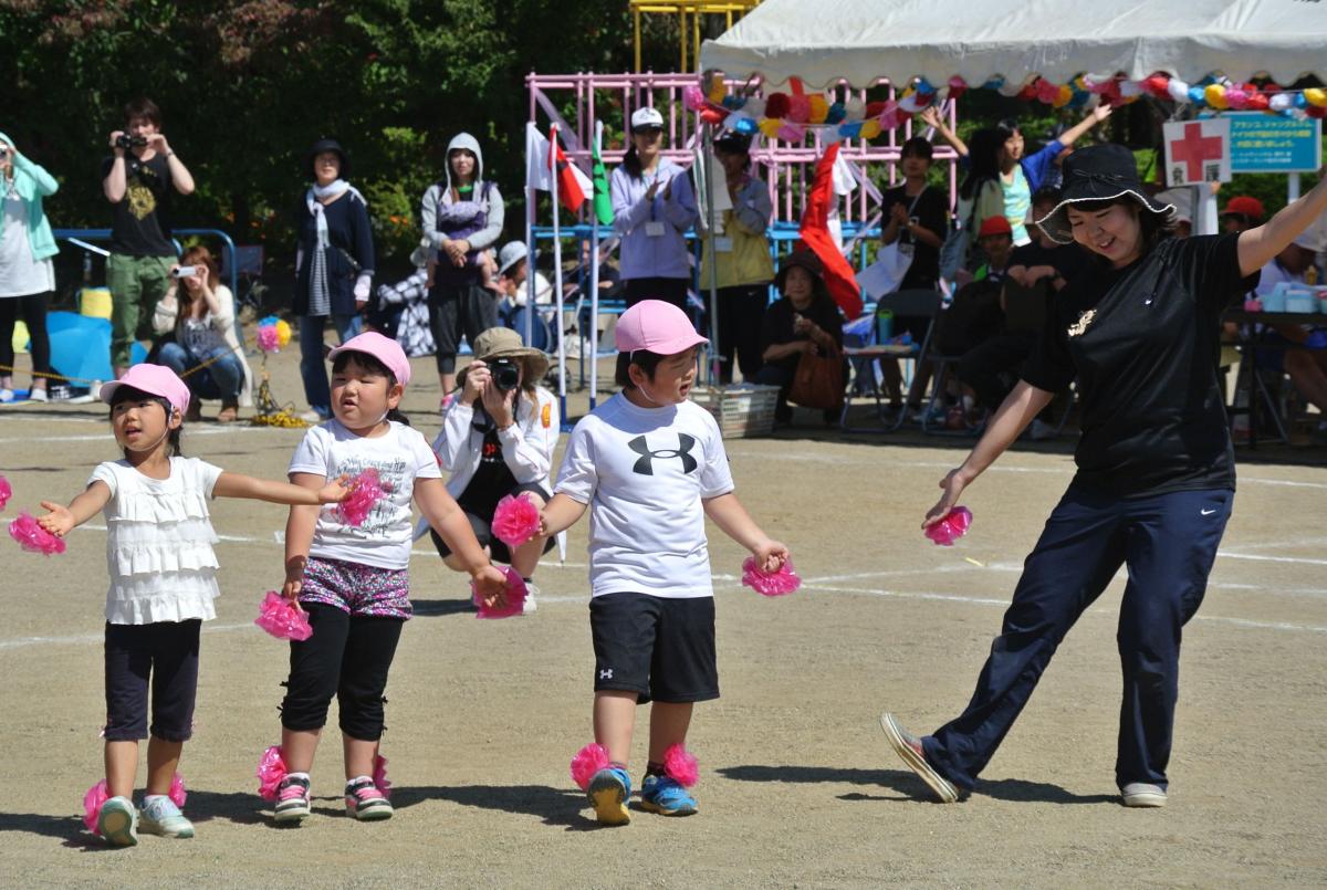 おゆうぎ「はんぶんこ」をオリジナルの振り付けで踊る園児たち