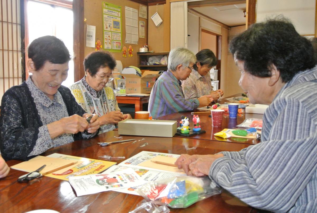 笑顔を見せながら、一生懸命作品を作り上げる参加者