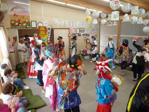 会津若松市の一箕町長原地区仮設住宅に登場した山口県岩国市のちんどん屋