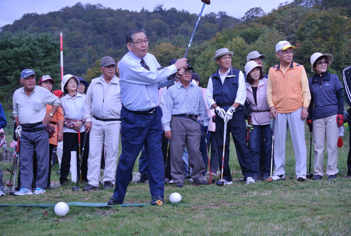 始球式を行う渡辺町長