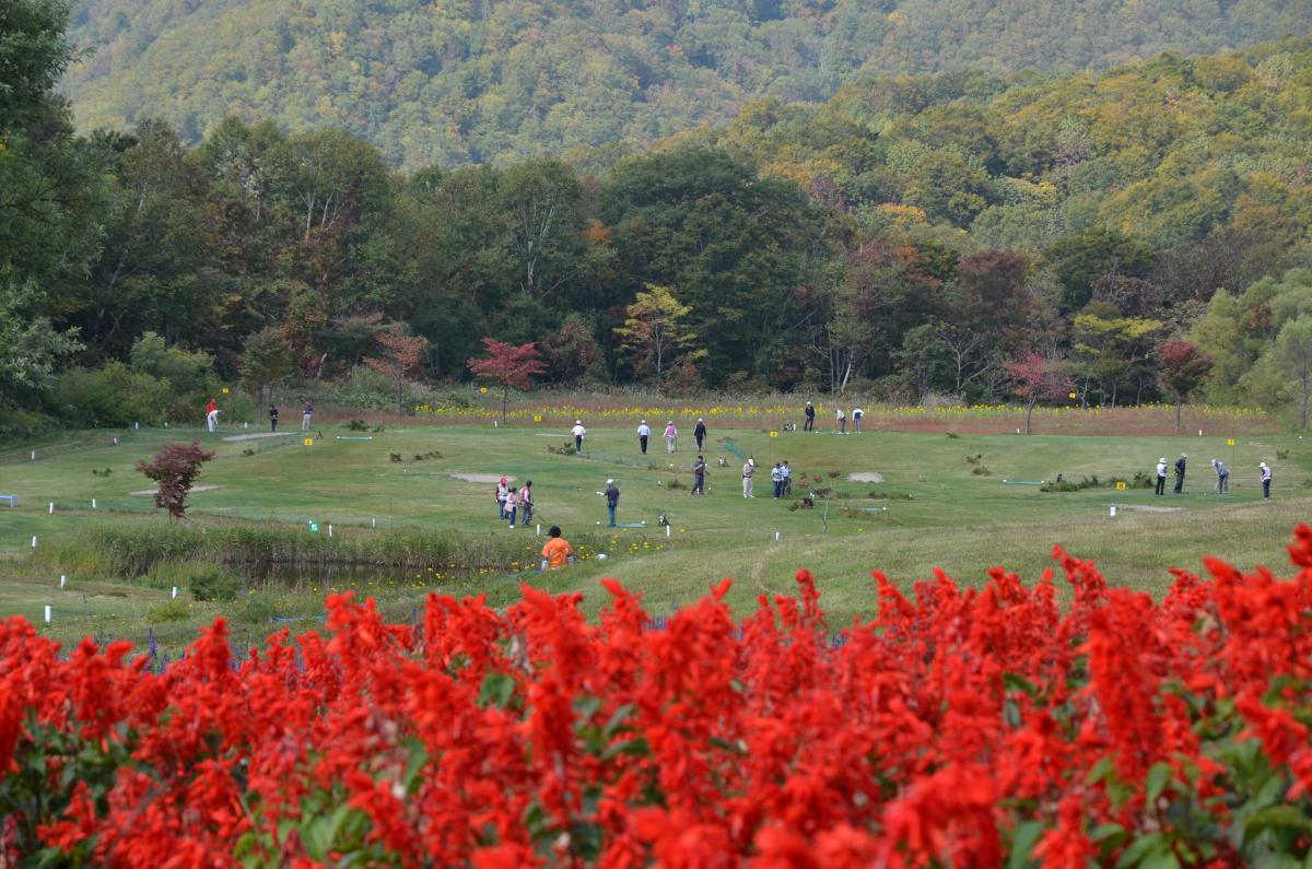 紅葉が始まった山々をバックに、36ホールで腕を競う参加者たち