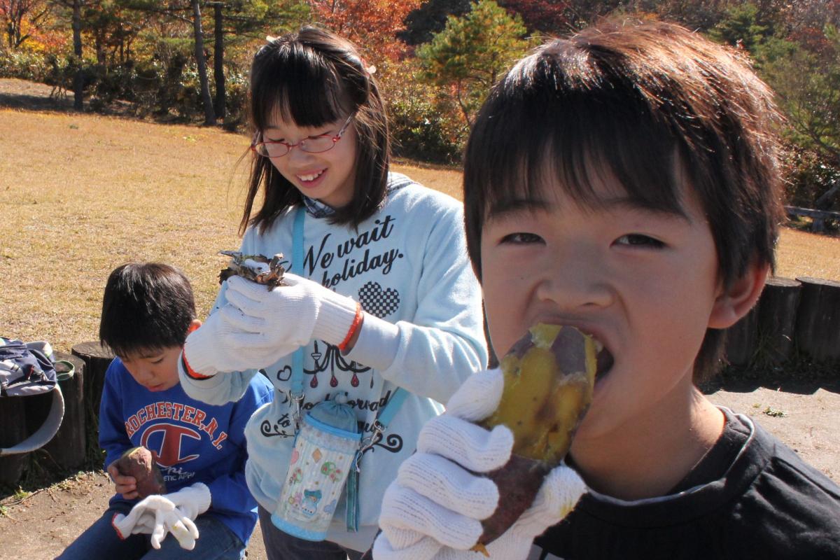 自分たちで作った焼いもを嬉しそうに食べる子どもたち