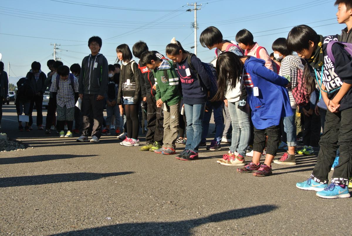 お別れのあいさつをする小学生一同