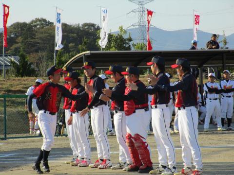 チームメイトとのハイタッチでベンチに戻る選手