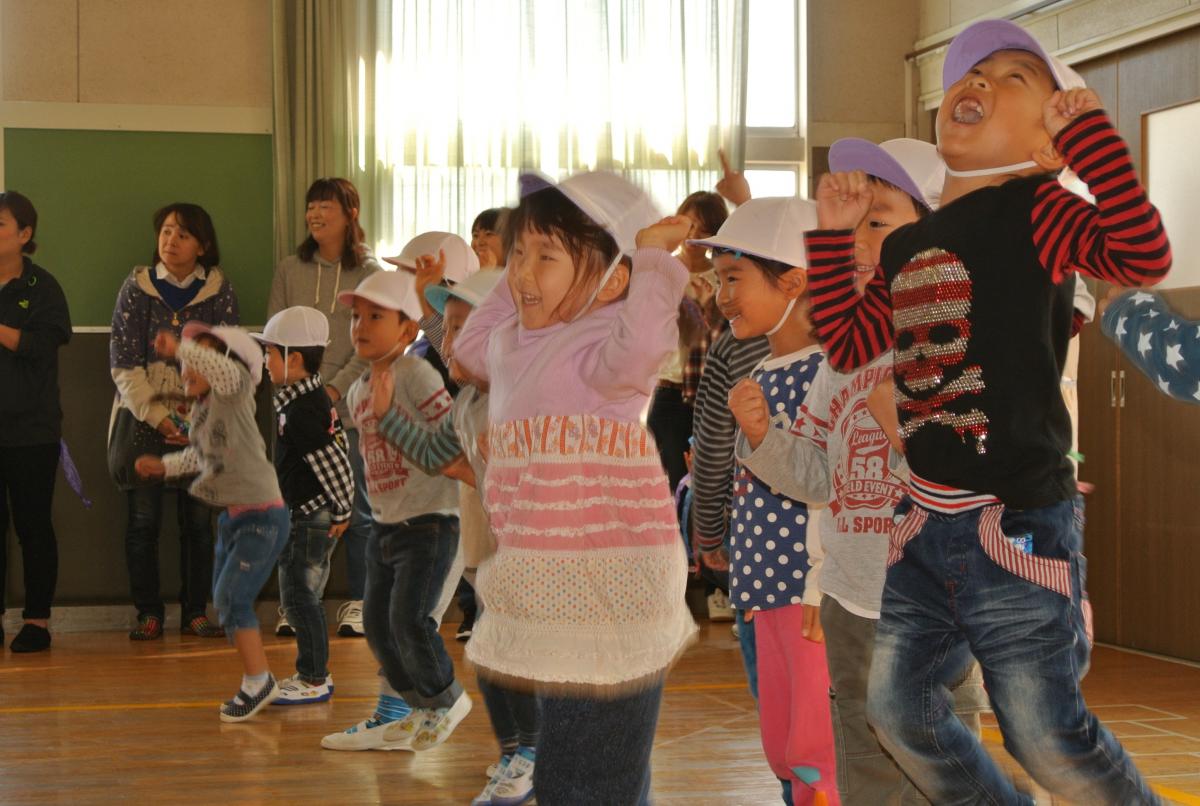 元気いっぱいに動き回る園児