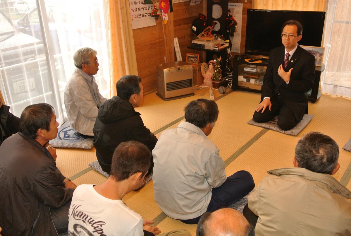 「率直な意見を伺い、町長たちと一緒に県政に反映させたい」と話す内堀知事