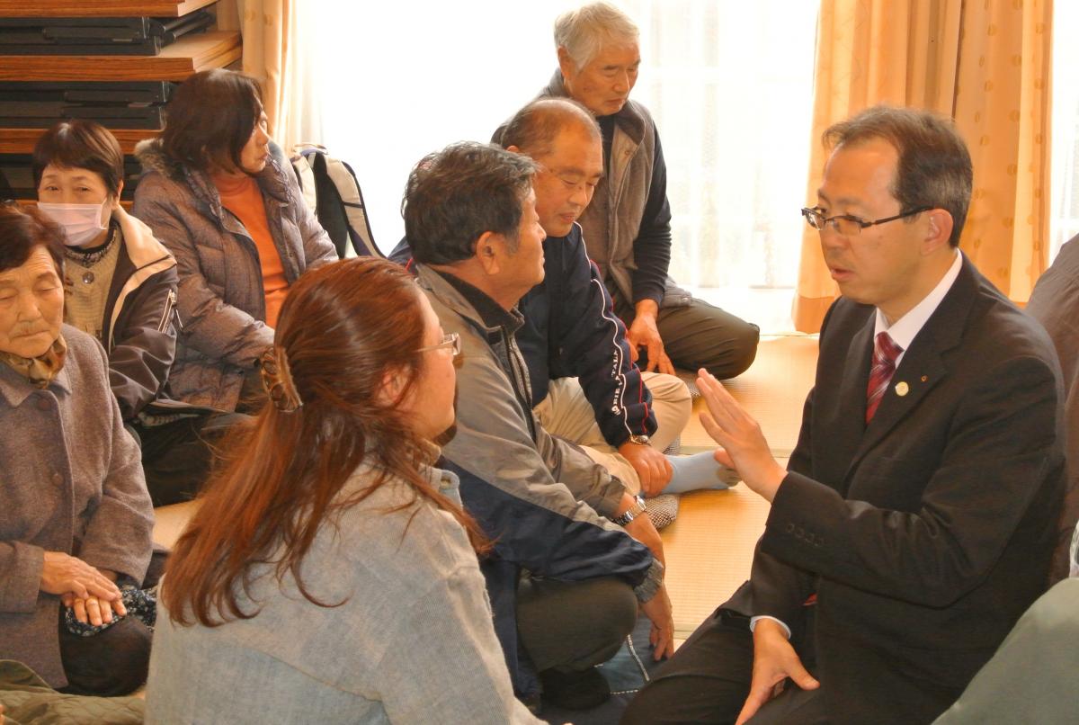 仮設住宅の町民と話す内堀知事