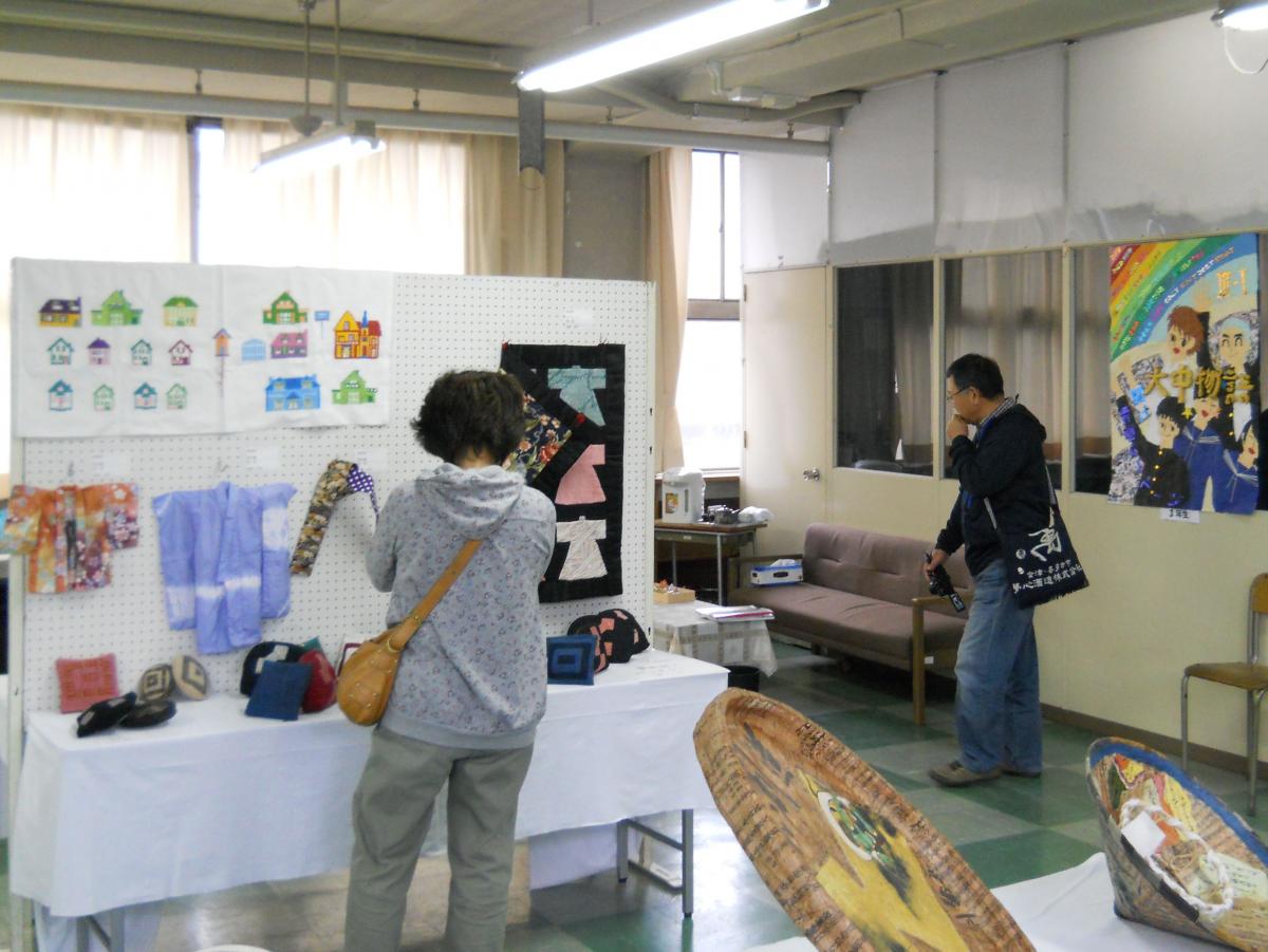 町民が制作した手芸品を観賞する来場者