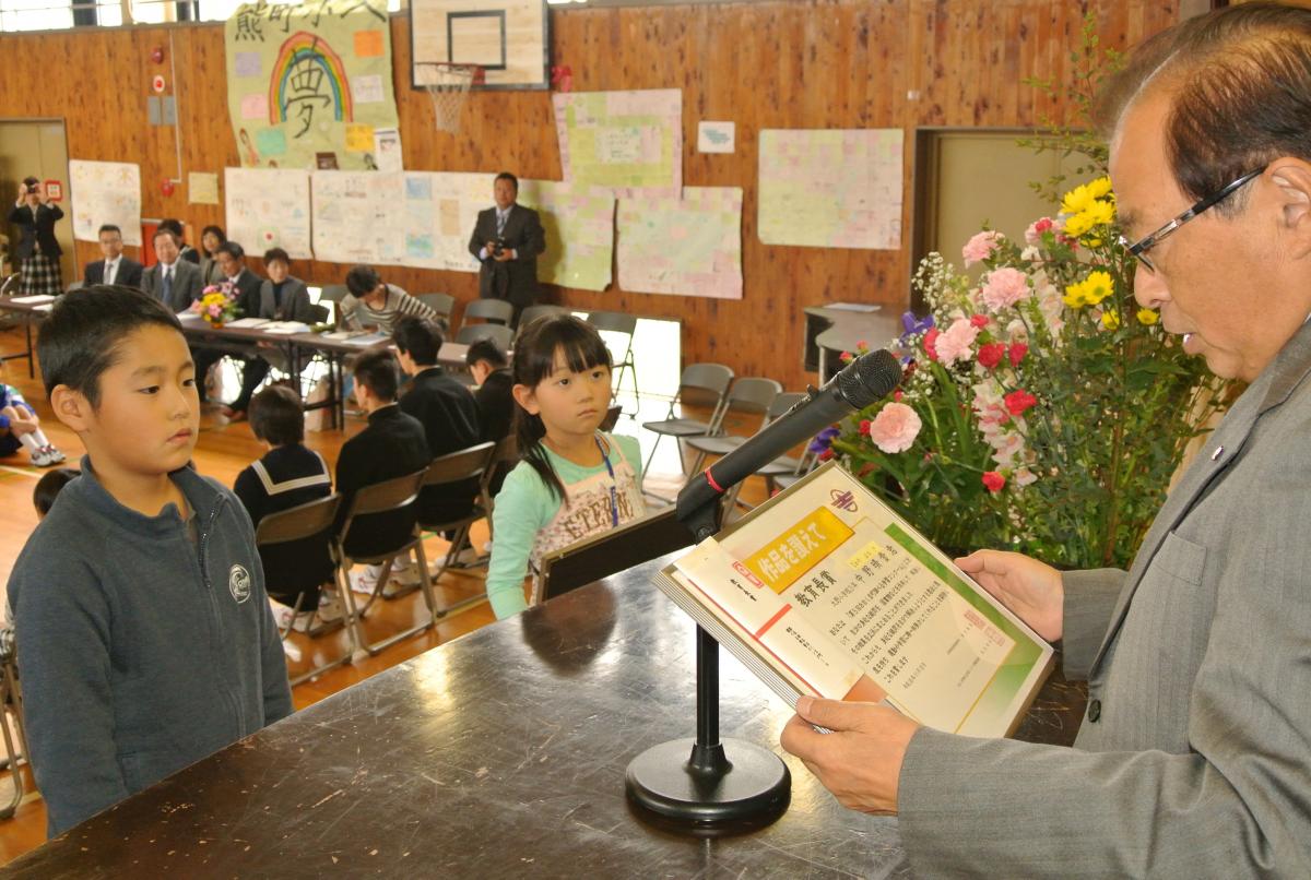 教育長から表彰される生徒（2）