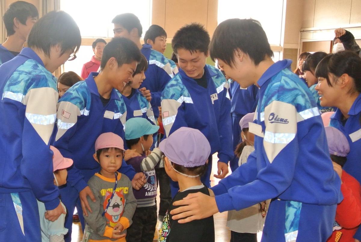 無邪気でかわいい園児たちと触れ合い、笑顔がこぼれる中学生