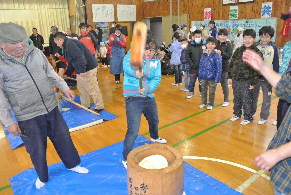 力いっぱいもちつきをする生徒（2）