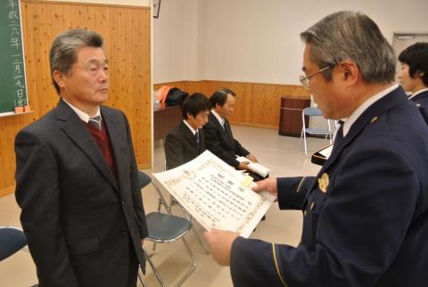 窪木会津若松警察署長から感謝状を受ける仮設住宅防犯隊の島原隊長