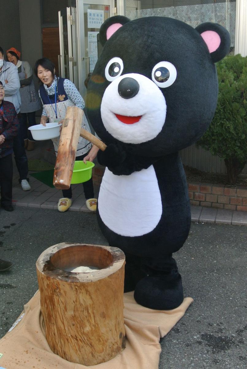 町のマスコットキャラクターまあちゃんももちつきに参加し開所を祝いました