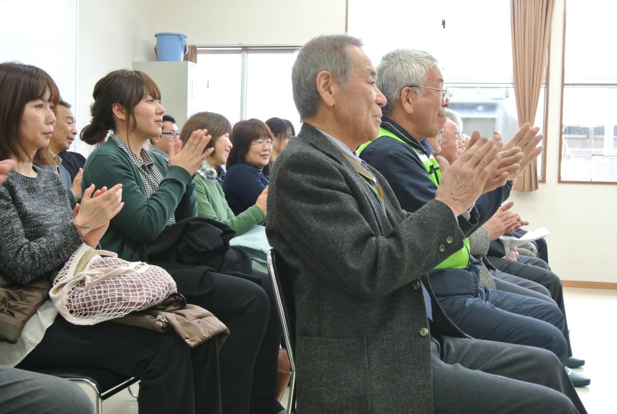 生徒たちが披露した合唱や合奏に大きな拍手を贈る支援者の方々