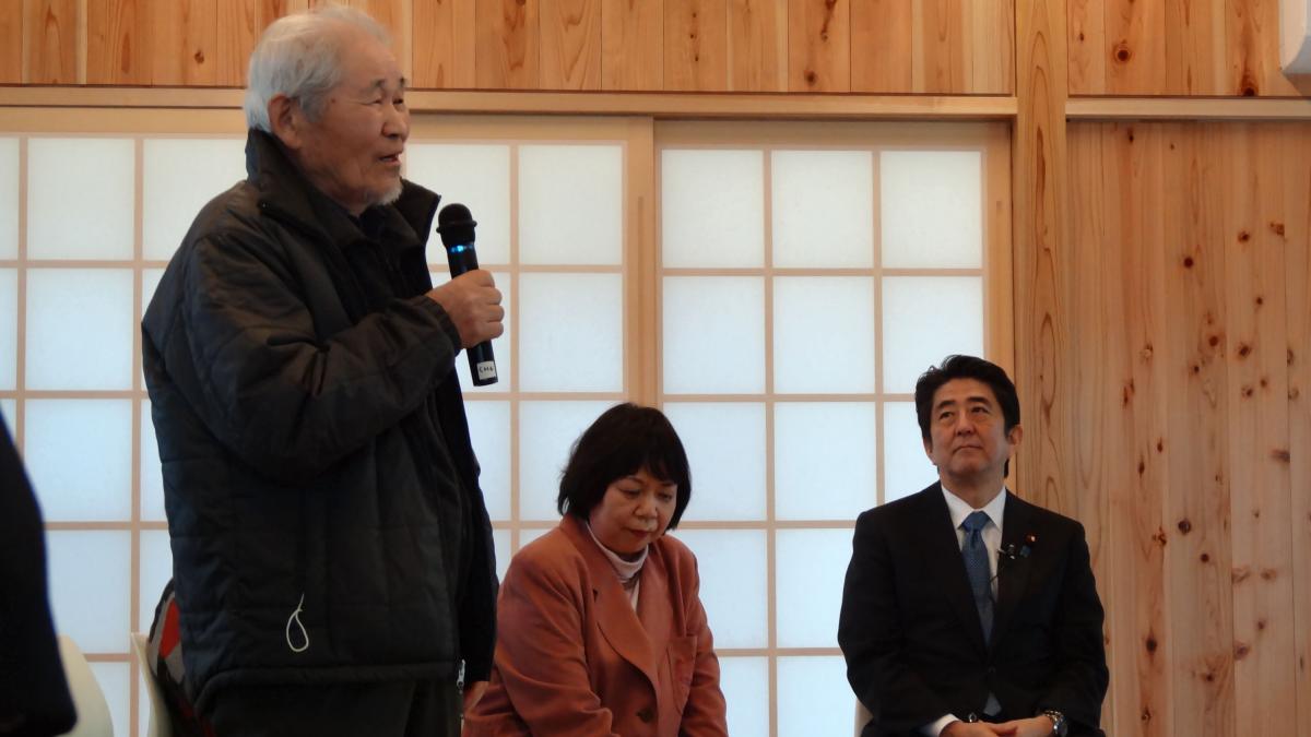 安倍首相に思いを伝える住民