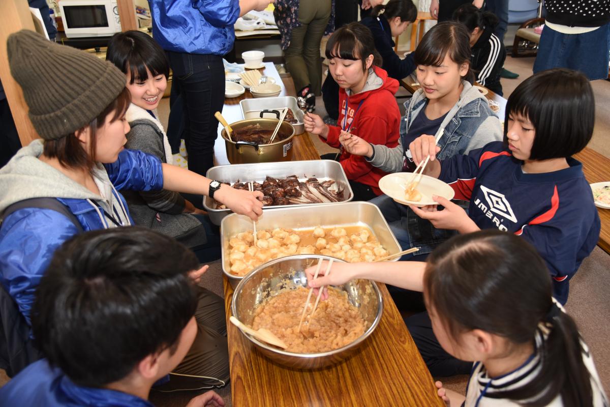 つきあがった餅はあんこもち、きなこもち、おろしもちにして食べました